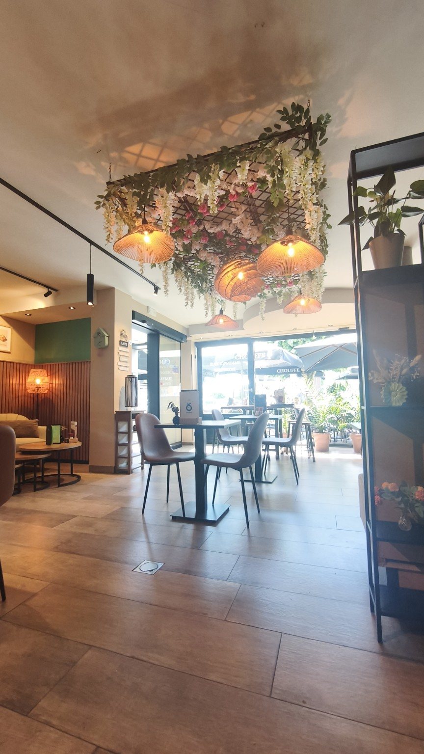 Intérieur chaleureux du tea room Sucré & Salé by Aly